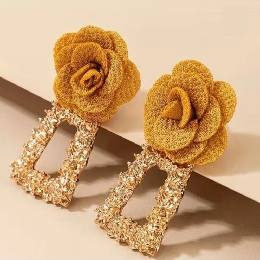 NWT Flower Dangle Square Design Retro Earrings